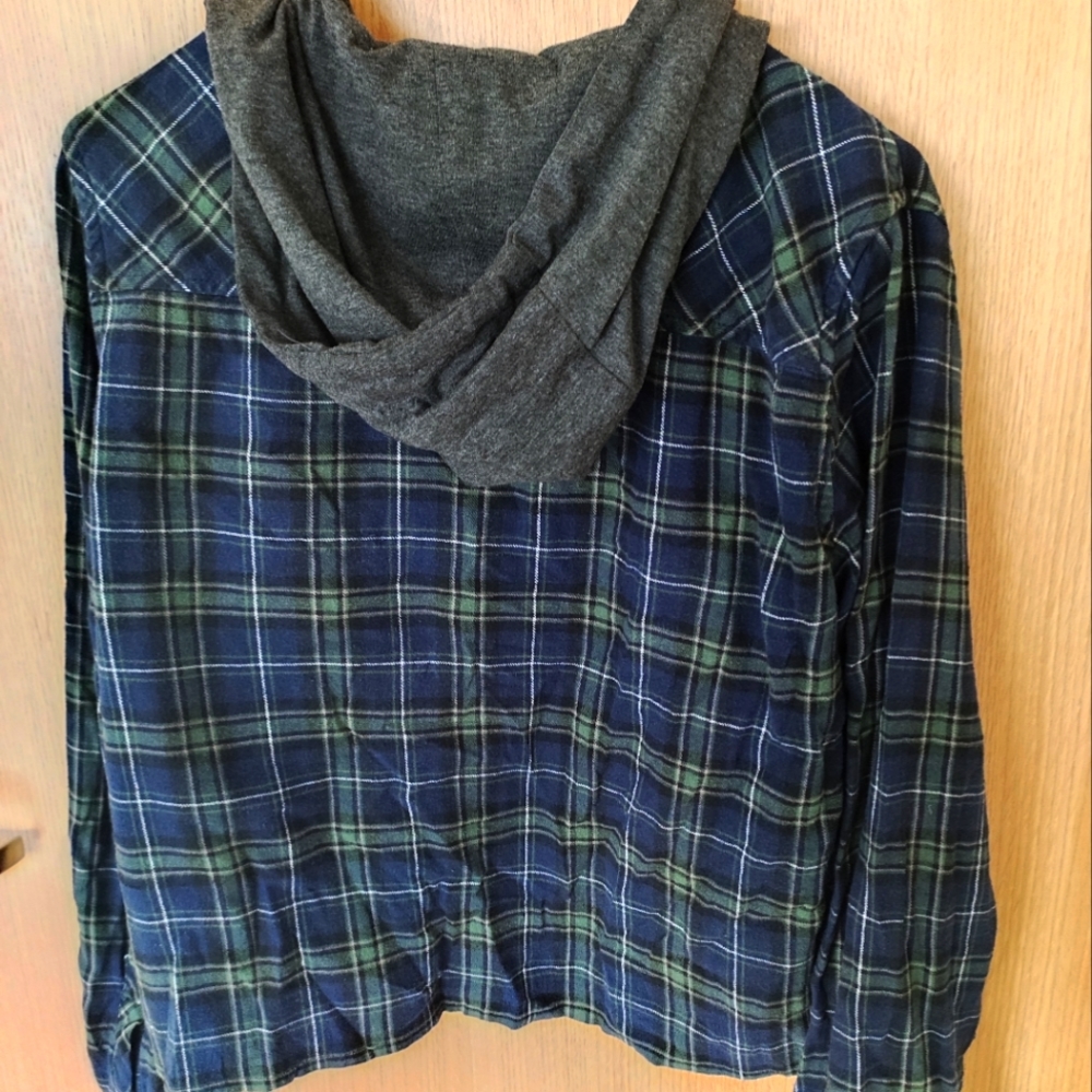 Hooded shirt